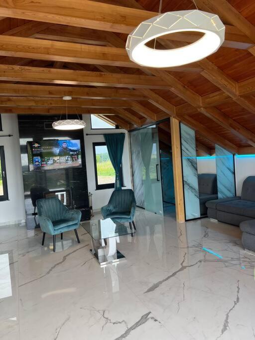 Casa Moderna In Sinteu - Intersectia Intre Modern Si Linistea Naturii Huta Voivozi Exterior photo